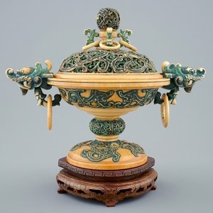 Un brûle-parfum polychrome en ivoire sculpté sur socle en bois, Chine, 19ème — photo 1