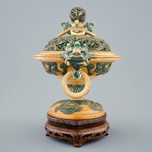 Un brûle-parfum polychrome en ivoire sculpté sur socle en bois, Chine, 19ème — photo 3
