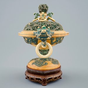 Un brûle-parfum polychrome en ivoire sculpté sur socle en bois, Chine, 19ème — photo 5