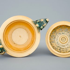 Un brûle-parfum polychrome en ivoire sculpté sur socle en bois, Chine, 19ème — photo 6