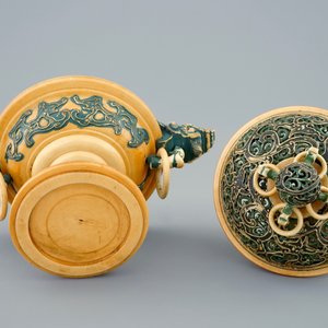 Un brûle-parfum polychrome en ivoire sculpté sur socle en bois, Chine, 19ème — photo 7