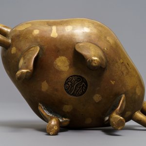 Un brûle-parfum quadrilobe en bronze tâché d'or, Chine, marque de Fei Ge, 17/18ème — photo 7