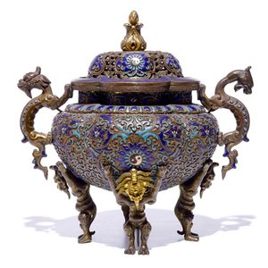 Un brûle-parfum sur pieds en forme de lion en bronze émaillé et doré, Chine, 18/19ème — photo 1