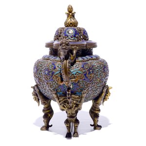 Un brûle-parfum sur pieds en forme de lion en bronze émaillé et doré, Chine, 18/19ème — photo 2