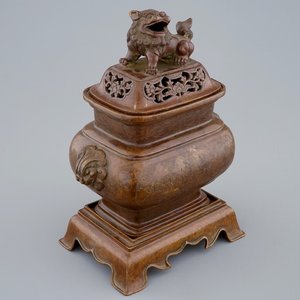 Un brûle-parfum sur socle à décor incisé en bronze, Chine, 18/19ème — photo 1