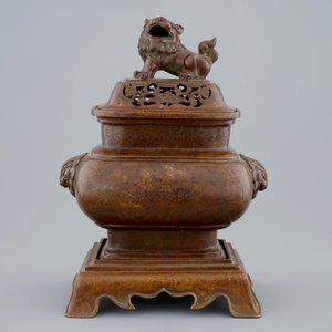 Un brûle-parfum sur socle à décor incisé en bronze, Chine, 18/19ème — photo 2