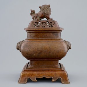 Un brûle-parfum sur socle à décor incisé en bronze, Chine, 18/19ème — photo 4