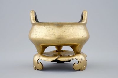 Un brûle-parfum sur socle en forme de feuille en bronze doré, Chine, Dynastie Ming