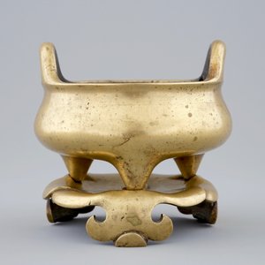 Un brûle-parfum sur socle en forme de feuille en bronze doré, Chine, Dynastie Ming — photo 3