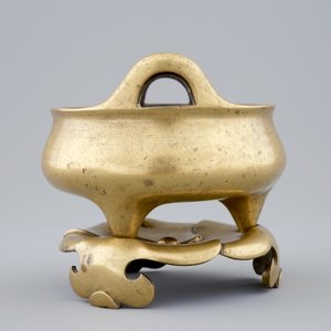 Un brûle-parfum sur socle en forme de feuille en bronze doré, Chine, Dynastie Ming — photo 4