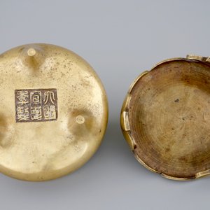 Un brûle-parfum sur socle en forme de feuille en bronze doré, Chine, Dynastie Ming — photo 6