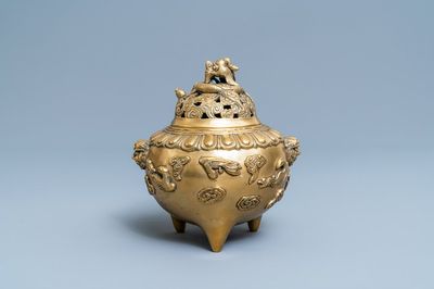 Un brûle-parfum tripod couvert en bronze, Chine, 19/20ème