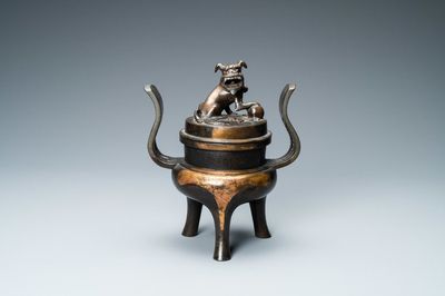 Un brûle-parfum tripod couvert en bronze partiellement doré, Chine, Ming