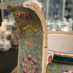 Un brûle-parfum tripod couvert en porcelaine de Chine famille rose, 19ème — photo 12
