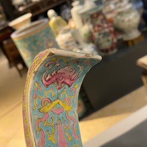 Un brûle-parfum tripod couvert en porcelaine de Chine famille rose, 19ème — photo 15