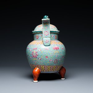Un brûle-parfum tripod couvert en porcelaine de Chine famille rose, 19ème — photo 2