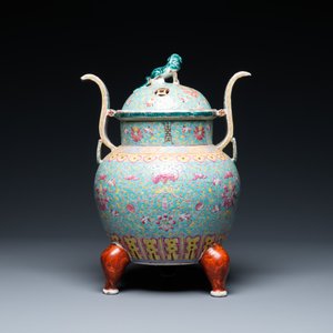 Un brûle-parfum tripod couvert en porcelaine de Chine famille rose, 19ème — photo 3