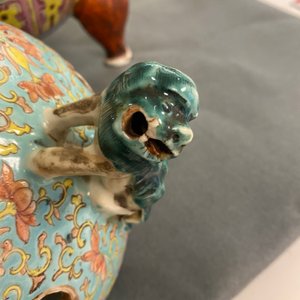 Un brûle-parfum tripod couvert en porcelaine de Chine famille rose, 19ème — photo 8