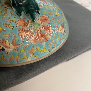 Un brûle-parfum tripod couvert en porcelaine de Chine famille rose, 19ème — photo 9