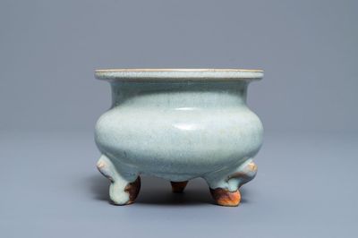 Un brûle-parfum tripod de type junyao, Chine, prob. Ming