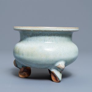 Un brûle-parfum tripod de type junyao, Chine, prob. Ming — photo 4