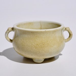 Un brûle-parfum tripod en blanc de Chine craquelé, Kangxi — photo 1