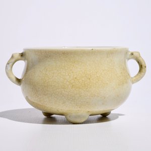 Un brûle-parfum tripod en blanc de Chine craquelé, Kangxi — photo 2