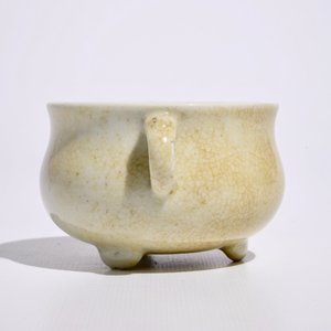 Un brûle-parfum tripod en blanc de Chine craquelé, Kangxi — photo 5