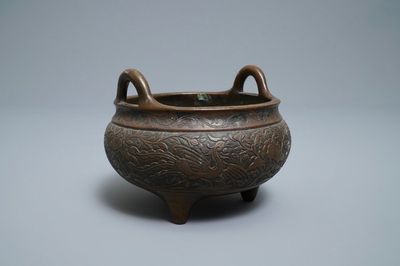 Un brûle-parfum tripod en bronze à décor de phénix et pivoines, marque de Xuande, 18ème