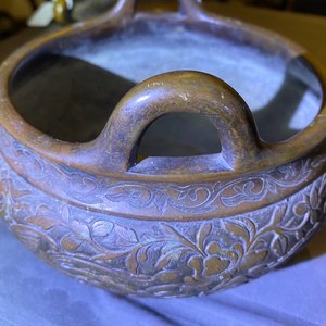 Un brûle-parfum tripod en bronze à décor de phénix et pivoines, marque de Xuande, 18ème — photo 12