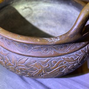 Un brûle-parfum tripod en bronze à décor de phénix et pivoines, marque de Xuande, 18ème — photo 15