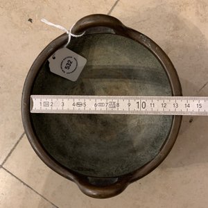 Un brûle-parfum tripod en bronze à décor de phénix et pivoines, marque de Xuande, 18ème — photo 23
