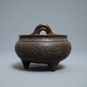 Un brûle-parfum tripod en bronze à décor de phénix et pivoines, marque de Xuande, 18ème — photo 3