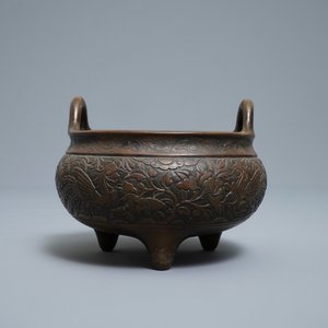 Un brûle-parfum tripod en bronze à décor de phénix et pivoines, marque de Xuande, 18ème — photo 4