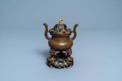 Un brûle-parfum tripod en bronze au couvercle et socle en forme de feuille de lotus, Chine, 17/18ème