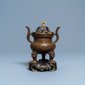 Un brûle-parfum tripod en bronze au couvercle et socle en forme de feuille de lotus, Chine, 17/18ème — photo 2