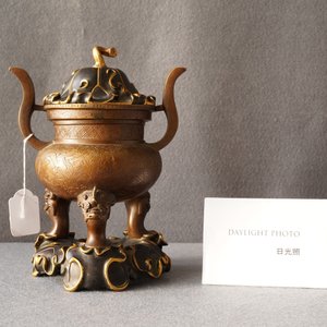 Un brûle-parfum tripod en bronze au couvercle et socle en forme de feuille de lotus, Chine, 17/18ème — photo 21