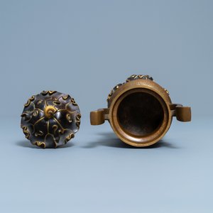 Un brûle-parfum tripod en bronze au couvercle et socle en forme de feuille de lotus, Chine, 17/18ème — photo 6