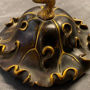 Un brûle-parfum tripod en bronze au couvercle et socle en forme de feuille de lotus, Chine, 17/18ème — photo 10