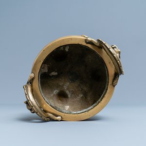Un brûle-parfum tripod en bronze aux anses en forme de chilong, marque en creux, Chine, 17/18ème — photo 6