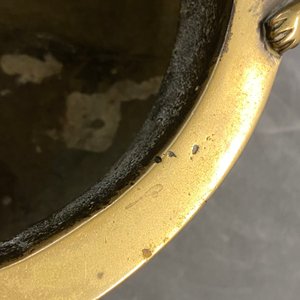 Un brûle-parfum tripod en bronze aux anses en forme de chilong, marque en creux, Chine, 17/18ème — photo 10