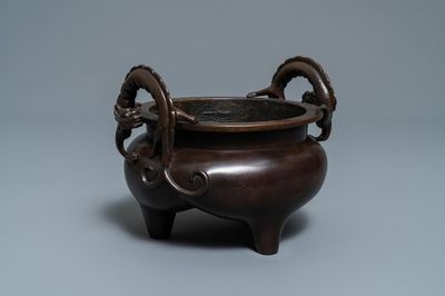 Un brûle-parfum tripod en bronze aux anses en forme de chilong, marque en creux, Chine, 17/18ème
