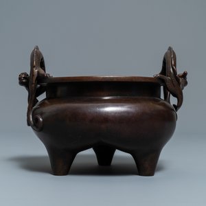 Un brûle-parfum tripod en bronze aux anses en forme de chilong, marque en creux, Chine, 17/18ème — photo 4