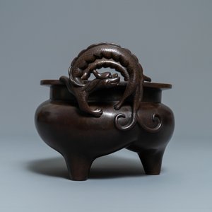 Un brûle-parfum tripod en bronze aux anses en forme de chilong, marque en creux, Chine, 17/18ème — photo 5