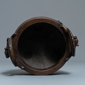 Un brûle-parfum tripod en bronze aux anses en forme de chilong, marque en creux, Chine, 17/18ème — photo 6