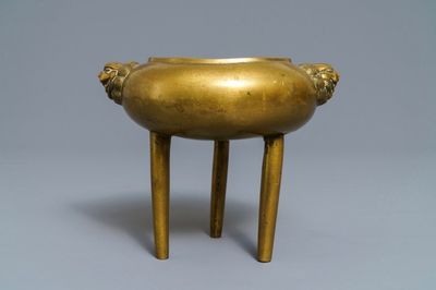Un brûle-parfum tripod en bronze aux anses en forme de têtes de lions, Chine, 19/20ème