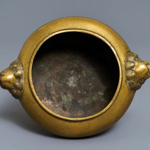 Un brûle-parfum tripod en bronze aux anses en forme de têtes de lions, Chine, 19/20ème — photo 5