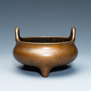 Un brûle-parfum tripod en bronze, Chine, marque de Xuande, 18ème — photo 1