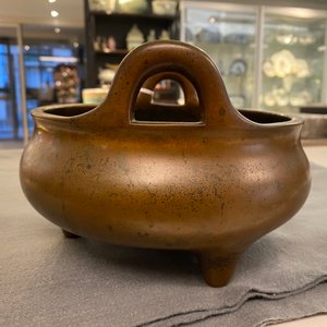 Un brûle-parfum tripod en bronze, Chine, marque de Xuande, 18ème — photo 14