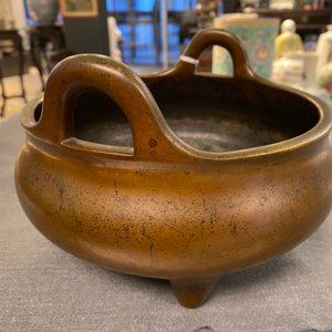 Un brûle-parfum tripod en bronze, Chine, marque de Xuande, 18ème — photo 15
